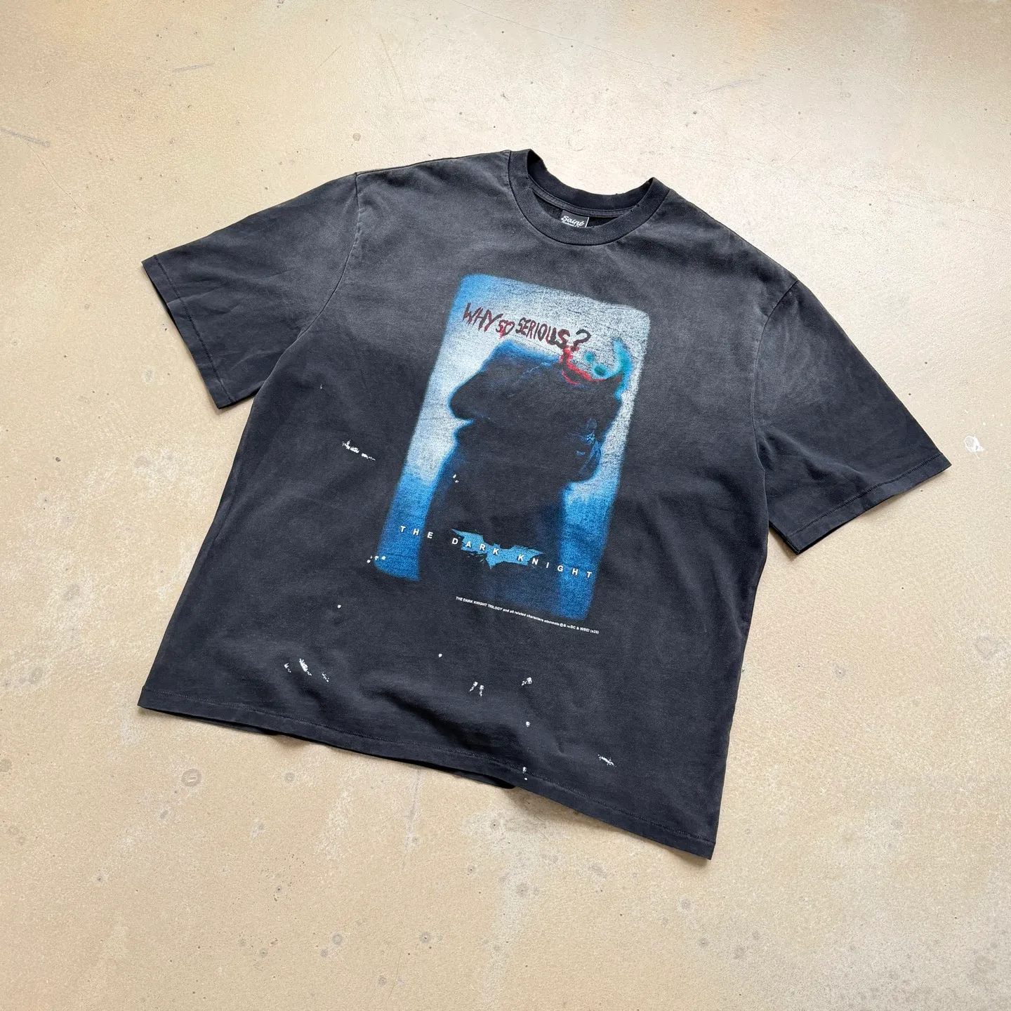 P138 # CTS-118 [Same as Lu Han] Saint "Batman Dark Knight Joker" limited edition. 260g heavyweight pure cotton fabric after washing. White ink direct-jet printing. Retro single-stitch heaven and earth needle crafts + heavy-duty spray wash + hand damage. Size: S M L XL. If Batman represents justice, Joker is the ultimate evil. Most criminals can always find legitimate reasons for doing bad things, for revenge, for power, for wealth... For Joker, these reasons are tantamount to degrading him. He believes that the city lacks a "classy criminal" like him.   Joker challenges human nature and spurns justice. In his view, any morality, rules, and goodness can be destroyed, and only a "little push" can make people who claim to be righteous follow his path. “Everyone has the ability to do evil, but everyone also has the ability to do good.” “True heroism is to still love life after recognizing the essence of life.” Customized 260g gram weight 100% cotton special washed fabric that is consistent with the original. With the blessing of imitation sun-drying, heavy sandblasting and fading + edge grinding + Assute fermentation and washing, the cotton feel on the surface of the fabric is well presented. Both the texture and feel are ceiling level. After the ready-made garments undergo a series of heavy washing and distressing processes, the retro and high-end sense of the entire garment is directly to the top. The garment making process of the entire garment adopts Saint The most common and complex single-needle sewing process (commonly known as single-thread heaven and earth stitch) among vintage vintage brands such as Michael